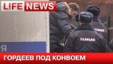 Школьного стрелка под конвоем доставили в суд для ареста